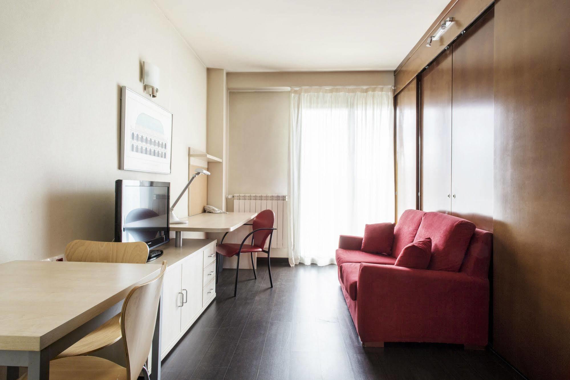 Residencia Universitaria Resa Giner De Los Rios Αλκαλά ντε Ενάρες Εξωτερικό φωτογραφία