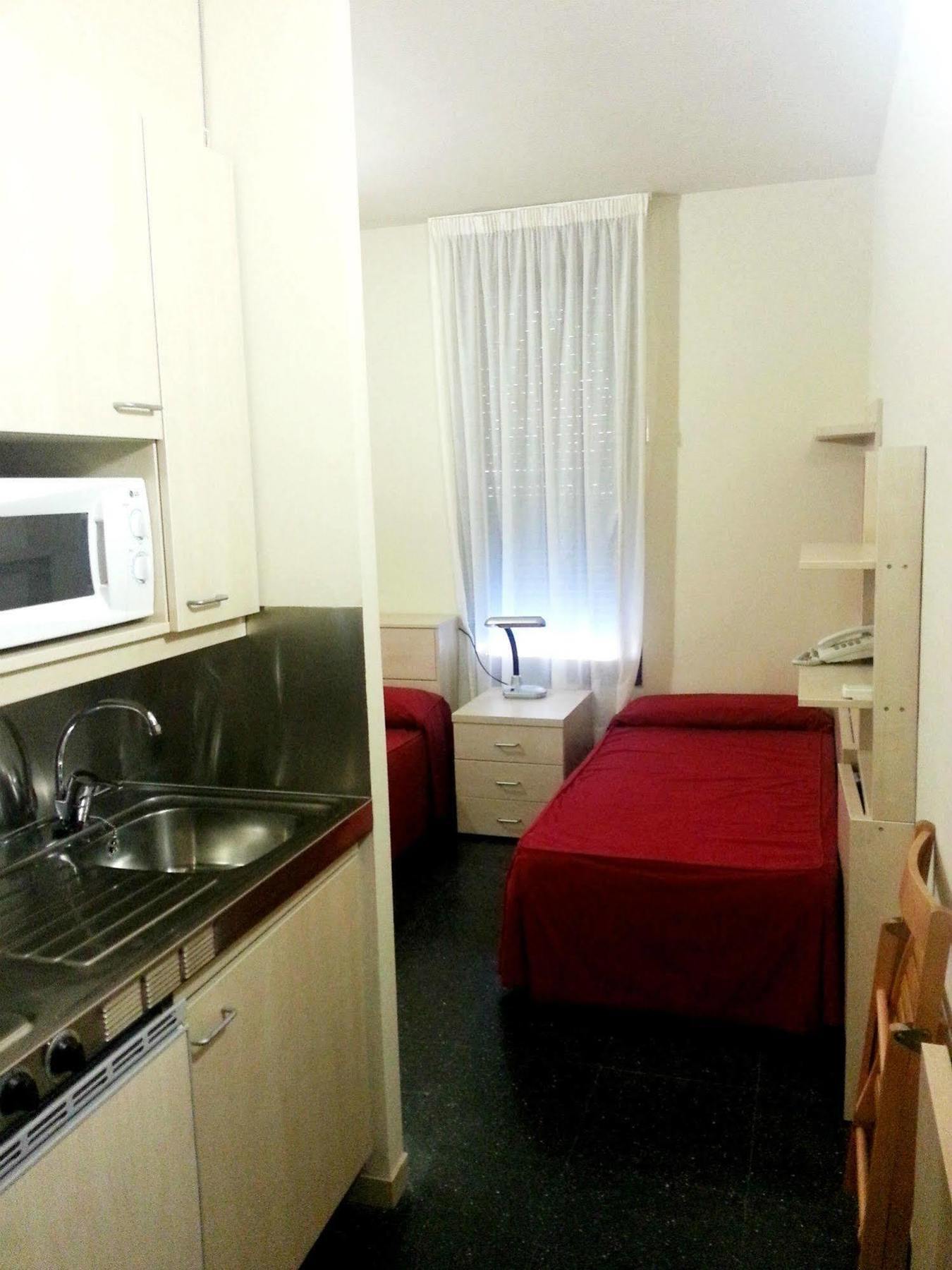 Residencia Universitaria Resa Giner De Los Rios Αλκαλά ντε Ενάρες Εξωτερικό φωτογραφία