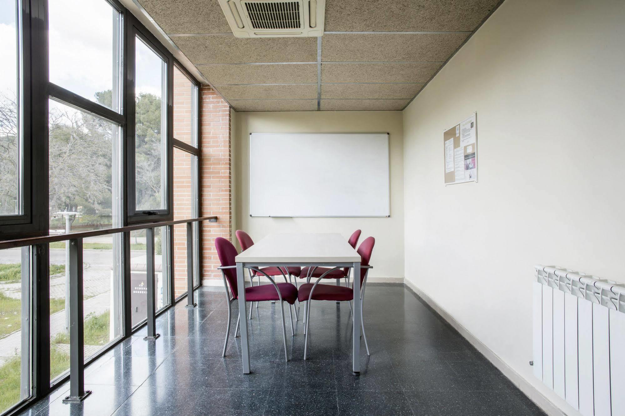 Residencia Universitaria Resa Giner De Los Rios Αλκαλά ντε Ενάρες Εξωτερικό φωτογραφία
